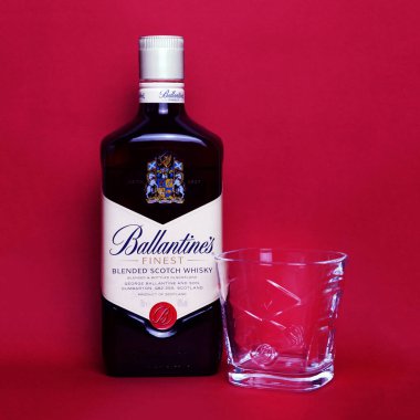 Varna, Bulgaristan - Mart, 01, 2021: Ballantine 'in viski şişesi ve pembe arka planda cam