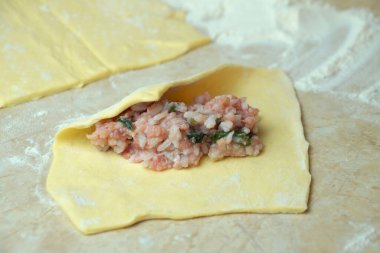 Turta pişirmek, pirinçli kıyma ve hamuru yakın plan yapmak.