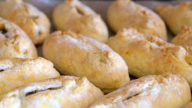 Yakın plan yemek için fırında pişmiş küçük turtalar.