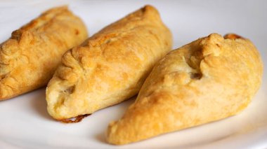 Beyaz bir tabakta pişmiş küçük turtalar.