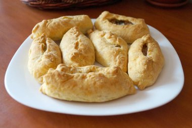 Beyaz bir tabakta pişmiş küçük turtalar.