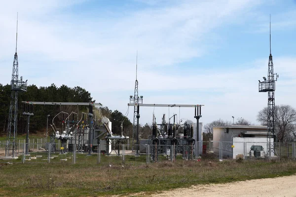 Bulgaria 'daki ormanın yakınında küçük bir elektrik santrali..