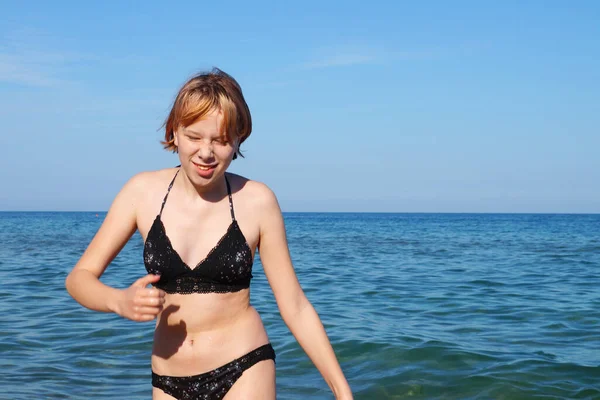 Tiener Meisje Een Badpak Glimlachen Komt Uit Zee — Stockfoto
