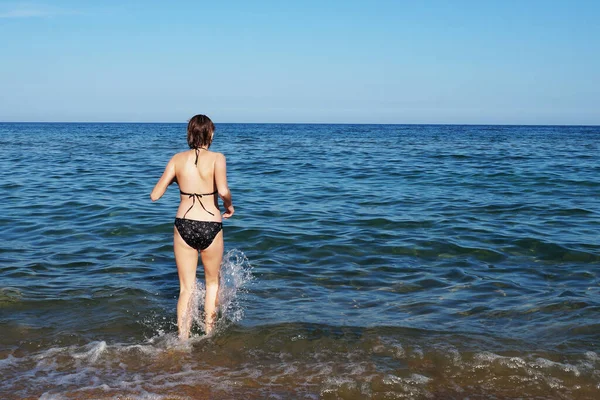 Tiener Meisje Lopen Zee Terug Uitzicht — Stockfoto