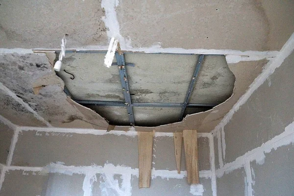 Çökmüş Alçı Levha Tavanı Rutubet Yüzünden Çürümüş — Stok fotoğraf