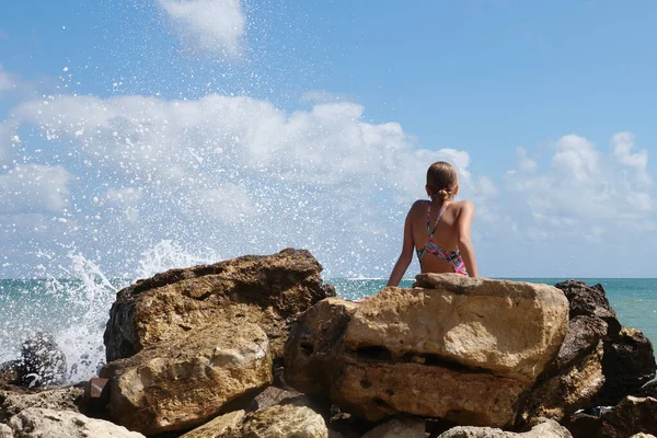Menina Sentado Uma Grande Pedra Costa Sonhadoramente Olhando Para Mar — Fotografia de Stock