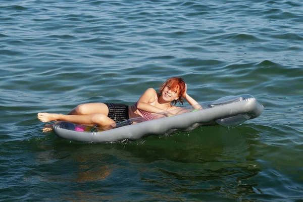 Chica Sonriente Encuentra Colchón Inflable Mar — Foto de Stock