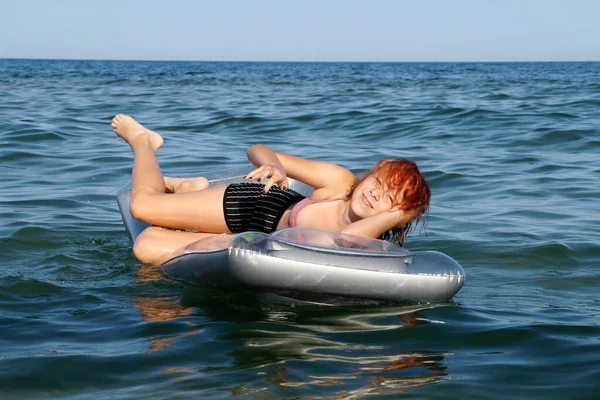 Neşeli Gülümseyen Genç Kız Denizde Şişme Yatakla Banyo Yapıyor — Stok fotoğraf
