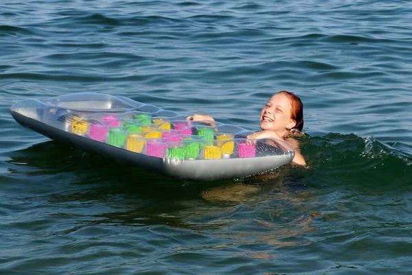 Tiener Meisje Met Een Opblaasbare Matras Het Water Lachen — Stockfoto