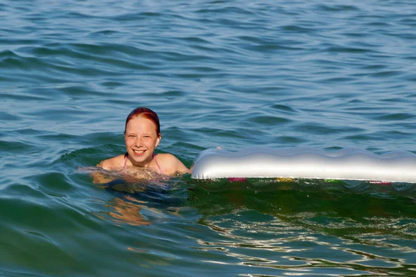 Smiling Teenage Girl Swims Inflatable Mattress Sea — Stock Photo, Image