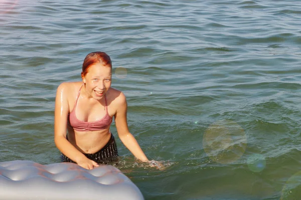 Vrolijk Lachende Tiener Meisje Baadt Met Lucht Matras Zee — Stockfoto