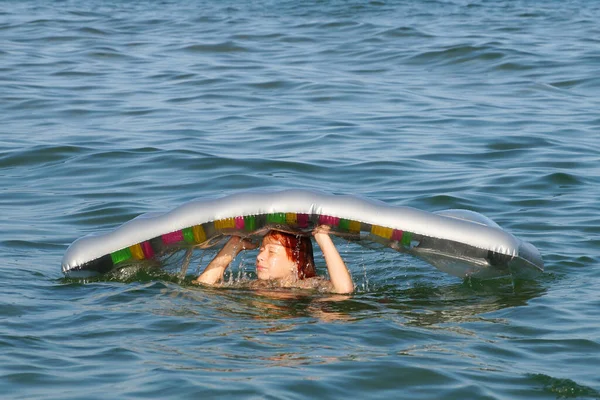 Neşeli Gülümseyen Genç Kız Denizde Şişme Yatakla Banyo Yapıyor — Stok fotoğraf