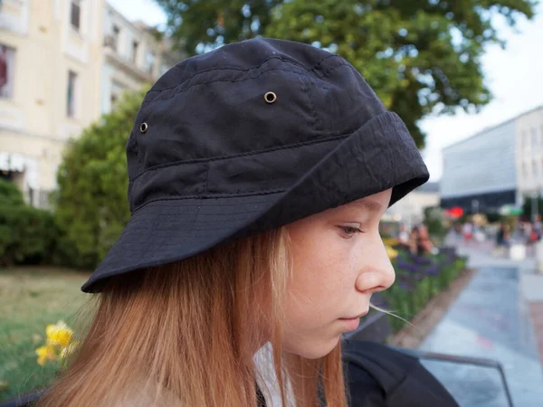 Portret Van Een Tiener Meisje Met Blond Haar Een Zwarte — Stockfoto