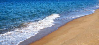 Mavi deniz, beyaz dalga ve kumlu sahil, boşluğu kopyala