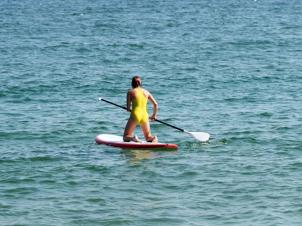 소녀가 무릎을 바다에 찬장을 — 스톡 사진