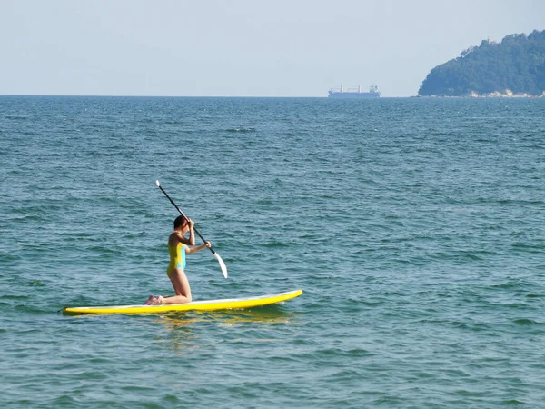 Adolescente Montando Sup Board Mar Rodillas — Foto de Stock