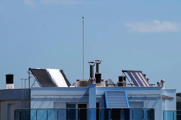 Sonnenkollektoren Auf Dem Dach Eines Wohnhauses Nahaufnahme — Stockfoto