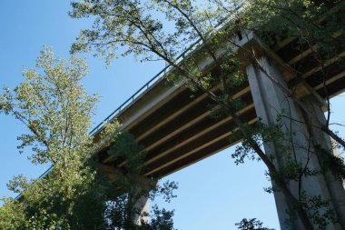 Yüksek destekli karayolu köprüsü, alt görünüm