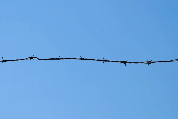 Metallstacheldraht Gegen Klaren Blauen Himmel — Stockfoto