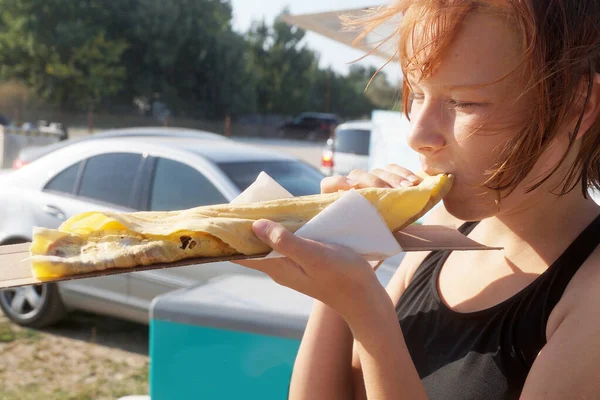 Teen Girl Eating Groß Pfannkuchen Auf Die Strand Close — Stockfoto