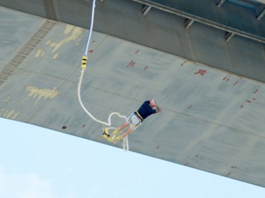 Varna, Bulgaristan - 21 Ağustos 2021: elastik bantla köprüden atlayan bir adam