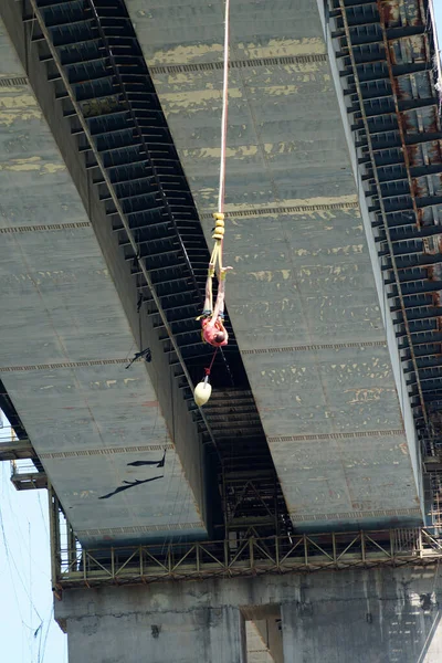 Varna Bulgarije Augustus 2021 Een Man Die Van Een Brug — Stockfoto