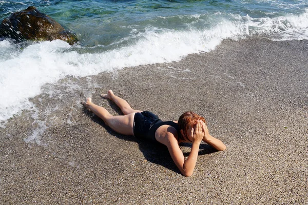 Chica Toma Sol Playa Por Borde Del Mar Cubriendo Cara — Foto de Stock