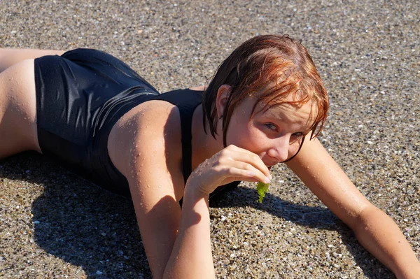 Meisje Zonnebaden Het Zand Koket Kijken Naar Camera — Stockfoto