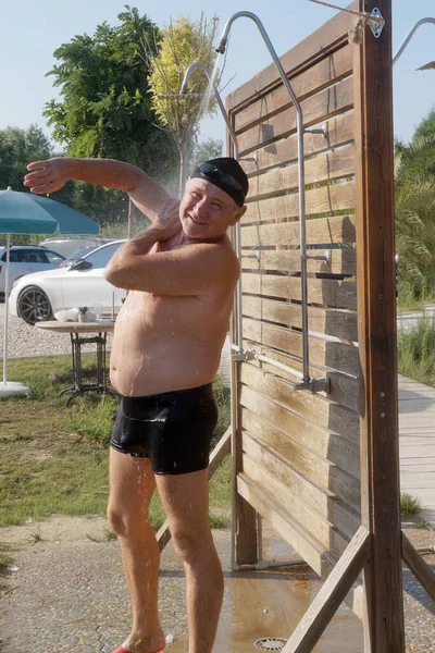 Mann Wäscht Sich Unter Der Dusche Strand Und Lächelt Einem — Stockfoto
