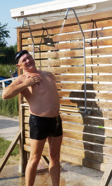 Man Washing Shower Beach Smiling Sunny Day — Stock Photo, Image