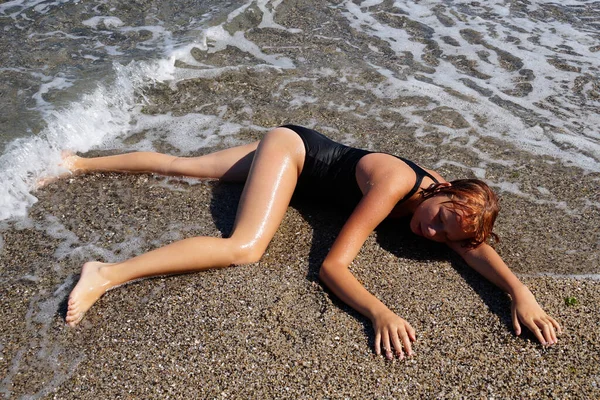 Tiener Meisje Zonnebaden Nat Zand Buurt Van Het Water Het — Stockfoto