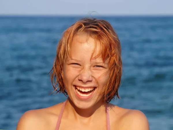Γελώντας Έφηβη Κοπέλα Στο Φόντο Του Ορίζοντα Της Θάλασσας Πορτρέτο — Φωτογραφία Αρχείου
