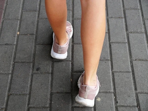 Ayakları Spor Ayakkabılı Kızlar Kaldırımda Yürüyor Arka Manzara — Stok fotoğraf