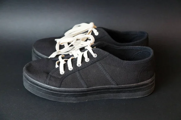 Μαύρο Sneaker Λευκά Κορδόνια Μαύρο Φόντο — Φωτογραφία Αρχείου