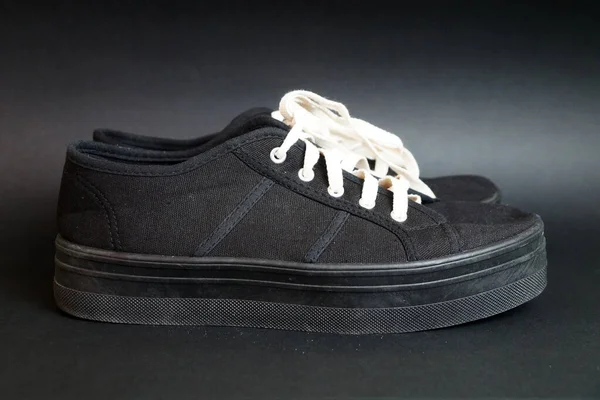 Μαύρα Γυναικεία Sneakers Λευκά Κορδόνια Μαύρο Φόντο Πλαϊνή Άποψη — Φωτογραφία Αρχείου