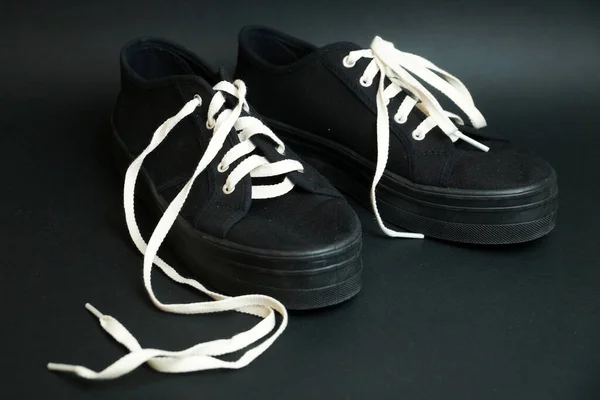 Чорний Кросівки Білими Шнурками Чорному Тлі — стокове фото