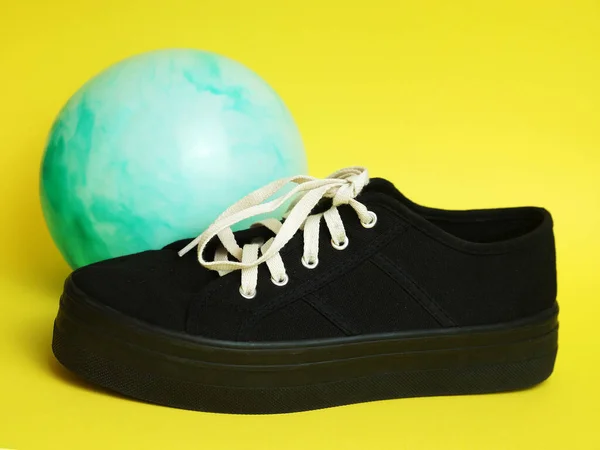Zwarte Sneaker Met Witte Veters Een Blauwe Bal Een Gele — Stockfoto