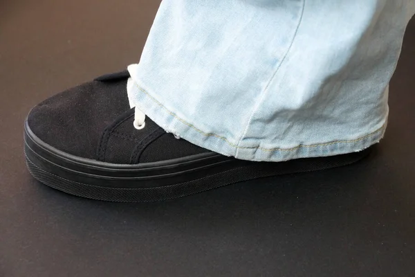 Ben Tonåring Svarta Sneakers Och Blå Utsvängda Jeans Vit Bakgrund — Stockfoto