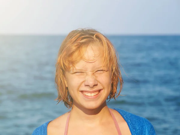 Sorridente Adolescente Chiuso Gli Occhi Dal Sole Sullo Sfondo Del — Foto Stock