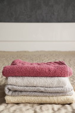 Bir yatağın üstündeki havluların yakın plan çekimi..
