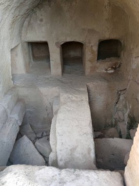 Kıbrıs Rum Kesimi 'nin Paphos kentindeki tarihi parktaki Kraliyet Mezarlığı' nın kalıntılarına yakın çekim.