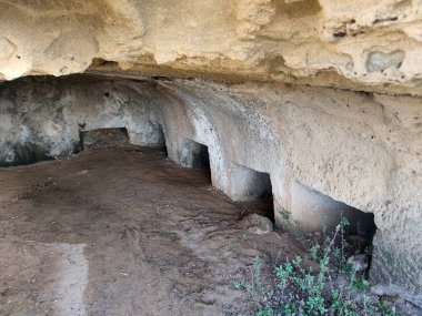 Kıbrıs, Paphos 'taki antik kraliyet mezarları, arkeolojik taş yapılar ve tarihi yeraltı odaları.