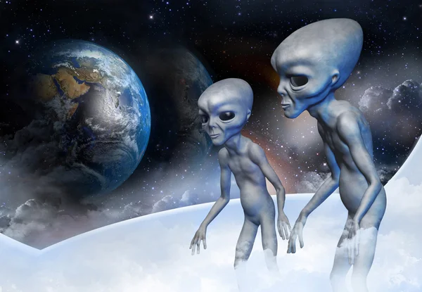 Zwei graue Außerirdische im Erdorbit beobachten vom Raumschiff aus den Planeten Erde. digital. — Stockfoto