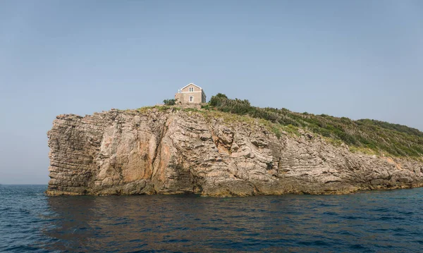 Faro en la pequeña isla — Foto de Stock