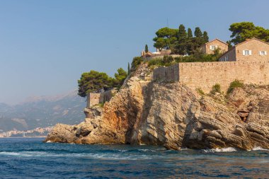 Karadağ 'ın Budva kentindeki küçük ada ve ünlü tatil beldesi Sveti Stefan' ın yakın görüntüsü