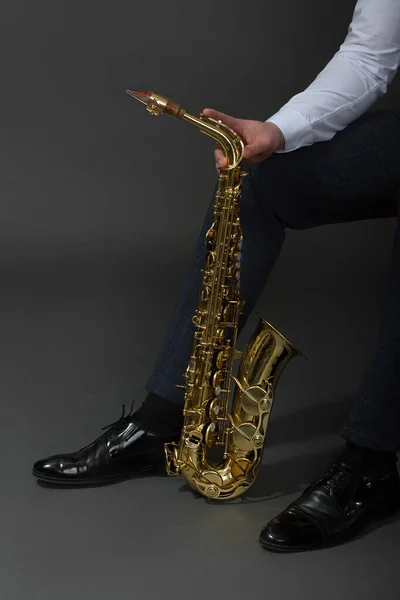 Instrumento Música Clásica Saxofónica Vista Las Piernas Saxofonista Con Saxofón — Foto de Stock