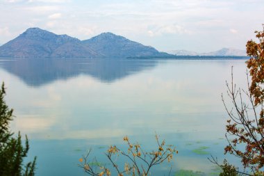 Bulutlu bir günde Skadar Karadağ Gölü 'nün minimalist manzarası
