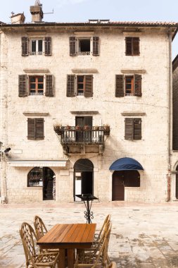 Karadağ 'ın Balkanlardaki eski Kotor kasabasında güzel bir balkona sahip iyi korunmuş eski bir evin resimli cephesi