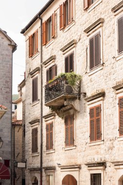 Karadağ 'ın eski Kotor kentinde dövülmüş demir bir balkonu olan bir binanın manzarası