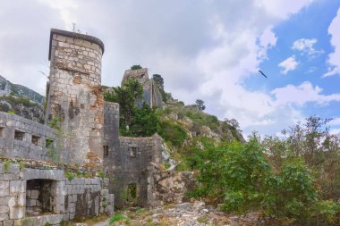 Kotor kasabası yakınlarındaki San Giovanni Kalesi 'nin antik duvarlarının manzarası. Karadağ